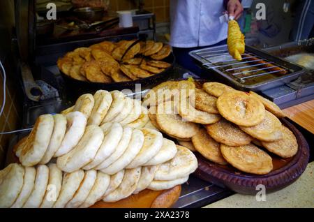 Ein Street Food-Verkaufsstand mit einer Auswahl an frisch gebackenem Brot und Gebäck Stockfoto