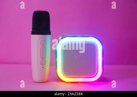 Mini Karaoke Led Bluetooth-Lautsprecher Mit Mini-Mikrofon Stockfoto