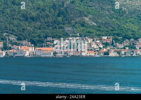 Die malerische kleine Stadt Perast liegt am Ufer der Kotor Bay, umgeben von atemberaubenden Bergen, Montenegro Stockfoto