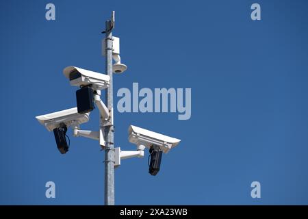 Überwachungskameras sind hoch über einem Gebäude installiert Stockfoto