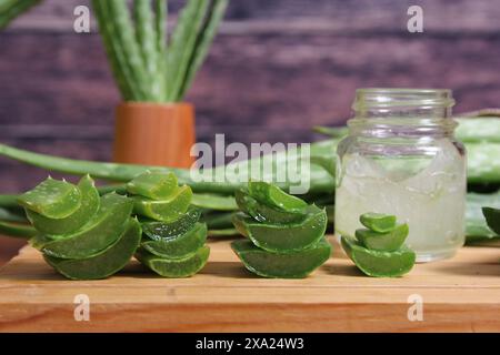 Die Aloe-Vera-Blätter auf einem Holztisch Stockfoto