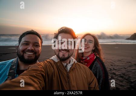 Eine Gruppe von Freunden, die ein Selfie am Strand am Meer machen Stockfoto