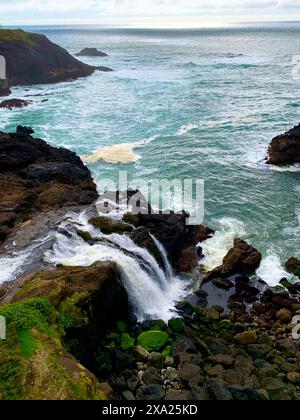 Die Cape Foulweather Wasserfälle, die in den Pazifischen Ozean fließen, OR Stockfoto