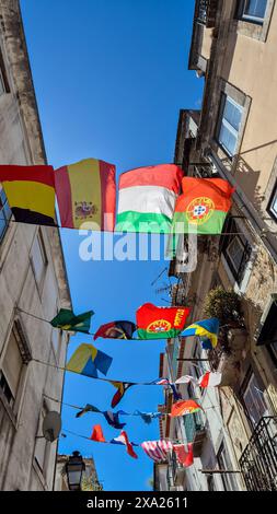 Die Flaggen verschiedener Länder hängen und flattern im Wind in Bairro Alto, Lissabon, Portugal Stockfoto