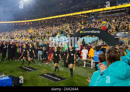 Sydney, Australien. Juni 2024. Match Referees betreten das Spielfeld vor dem internationalen Freundschaftsspiel zwischen Australien und China PR am 3. Juni 2024 im Accor Stadium in Sydney, Australien Credit: IOIO IMAGES/Alamy Live News Stockfoto