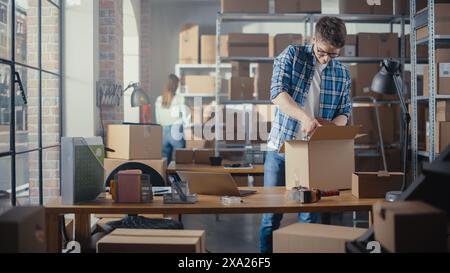 Inventory Manager verpackt einen stilvollen Fahrradsitz, der online an einen Kunden verkauft wird. Ein kleines Papppaket für das Porto vorbereiten. Junger Inhaber kleiner Unternehmen, der im Lager arbeitet. Stockfoto