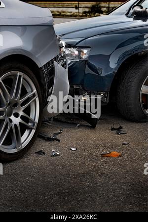Die beiden Autos sind bei einem Unfall direkt abgestürzt Stockfoto