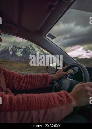 Eine Person sitzt im Auto im Torres del Paine Nationalpark, Patagonien, Chile Stockfoto