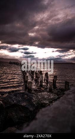 Ein Sonnenuntergang am Braun and Blanchard Dock in Puerto Natales, Patagonien, Chile, Magallanes Region Stockfoto