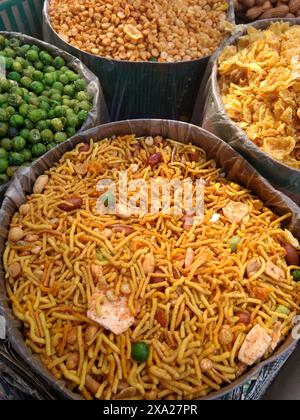 Verschiedene Arten von indischem Namkeen und herzhaften Snacks, die auf dem Markt verkauft werden Stockfoto