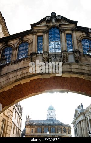 Das berühmte Wahrzeichen von Oxford „Bridge of Seufzer“ ( Hertford Bridge ) verbindet zwei Quadrangles des Hertford University College mit dem Sheldonian Theatre Stockfoto