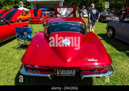 Das Heck einer roten Chevrolet Corvette aus den 1960er Jahren auf einer Autoausstellung auf den DeKalb County Fairgrounds in Auburn, Indiana, USA. Stockfoto