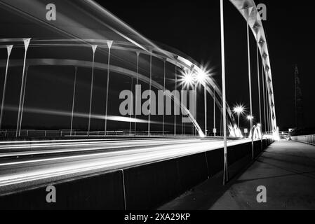 Stadtstraße Brücke beleuchtet von Nachtlichtern Stockfoto