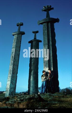 Paar, Schwerter in Rock Monument, 1993 aufgenommen, Hafrsfjord, Stavanger, Rogaland, Norwegen Stockfoto