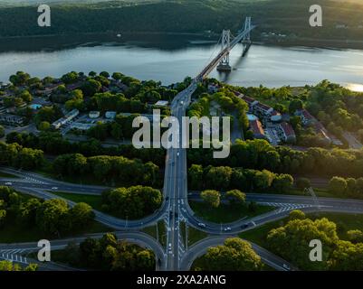 Luftaufnahme der Franklin Delano Roosevelt Mid-Hudson Bridge über den Hudson River, Poughkeepsie NY. Stockfoto