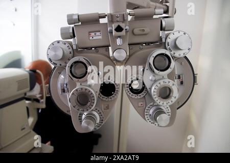 Ein Augenuntersuchungsraum mit sichtbarer Augenkarte an der Wand Stockfoto