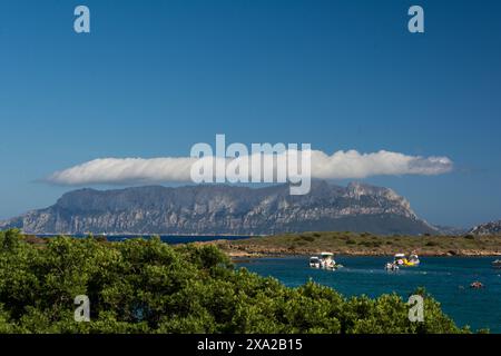 Ein malerischer Blick auf Boote, die in einer Bucht in der Nähe von Sardinien ankern Stockfoto