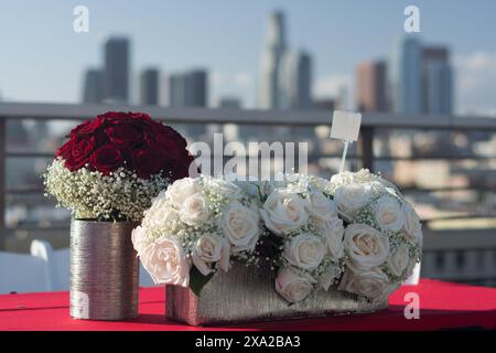 Ein Blumenstrauß auf einem Esstisch mit Downtown Los Angeles als Kulisse Stockfoto