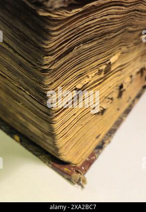 Eine vertikale Nahaufnahme alter Buchseiten Stockfoto