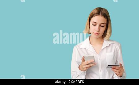 Digitales Banking. Mobile App. Sichere Transaktion. Verifizierungsprozess. Eine zielgerichtete Frau, die persönliche Informationen auf einem blauen leeren Raum eingibt. Stockfoto