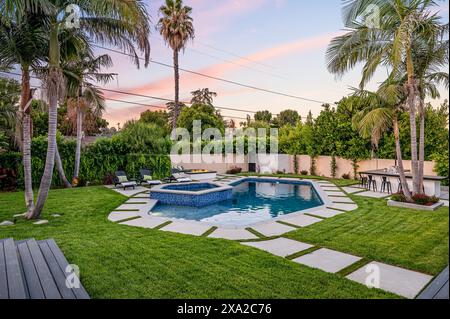 Ein Hinterhof-Pool in einem grünen Garten in einem modernen Neubau-Haus in Los Angeles Stockfoto