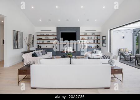 Ein geräumiges, modernes Wohnzimmer in einem modernen Neubau-Haus in Los Angeles Stockfoto