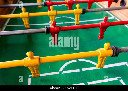 Eine Nahaufnahme eines Tischfußballs mit roten und gelben Figuren Stockfoto