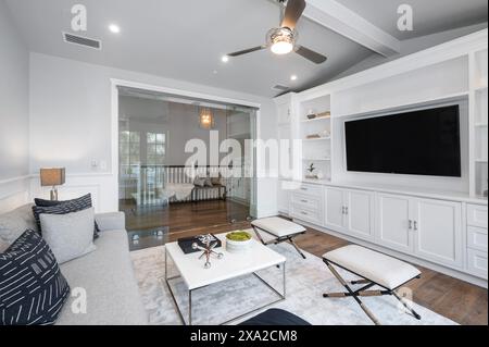 Ein geräumiges Wohnzimmer in einem neuen Haus in Encino, Kalifornien Stockfoto