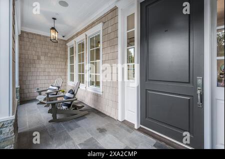 Eine Veranda mit einer schwarzen Tür in einem Neubau-Haus in Encino, Kalifornien Stockfoto