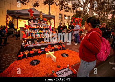 Bei einem Tag der Toten in Santa Ana, CA, wird ein provisorischer Altar mit Kerzen zu Ehren eines Verstorbenen ausgestellt. Der mexikanische Feiertag beinhaltet f Stockfoto