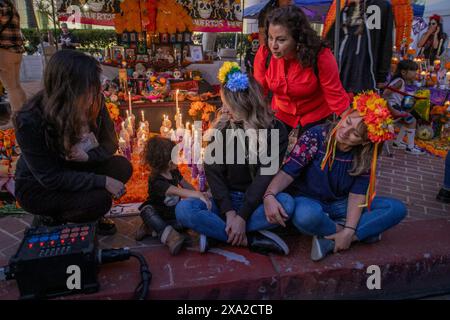 Bei einem Tag der Toten in Santa Ana, CA, wird ein provisorischer Altar mit Kerzen zu Ehren eines Verstorbenen ausgestellt. Der mexikanische Feiertag beinhaltet f Stockfoto
