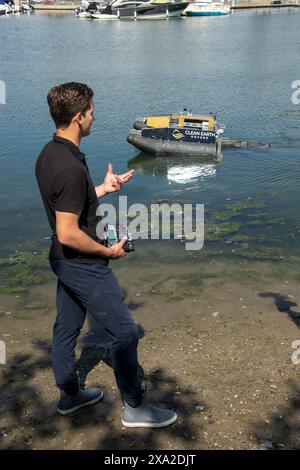 Ein Roboter schwimmender Müllsammler segelt in Huntington Beach, CA. Ferngesteuert von autonomer Software, sammelt das Gerät schwimmenden Müll und Har Stockfoto
