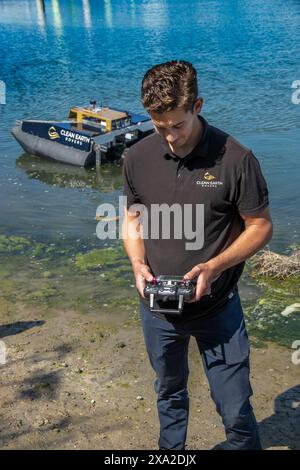 Ein Roboter schwimmender Müllsammler segelt in Huntington Beach, CA. Ferngesteuert von autonomer Software, sammelt das Gerät schwimmenden Müll und Har Stockfoto