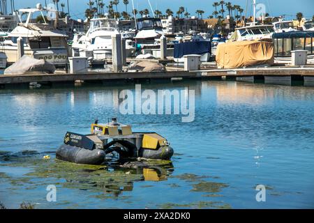 Ein Roboter schwimmender Müllsammler segelt in Huntington Beach, CA. Ferngesteuert von autonomer Software, sammelt das Gerät schwimmenden Müll und Har Stockfoto