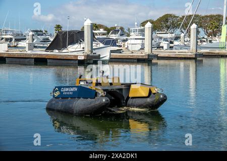 Ein Roboter schwimmender Müllsammler segelt in Huntington Beach, CA. Ferngesteuert von autonomer Software, sammelt das Gerät schwimmenden Müll und Har Stockfoto