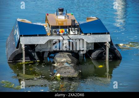 Ein Roboter schwimmender Müllsammler segelt in Huntington Beach, CA. Ferngesteuert von autonomer Software, sammelt das Gerät schwimmenden Müll und Har Stockfoto
