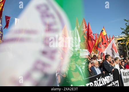 Istanbul, Türkei. Juni 2024. Demonstranten kommen zusammen, während die Pressemitteilung während des Protestes abgegeben wird. Demonstranten versammelten sich auf dem Sishane-Platz und protestierten, indem sie Slogans mit Spruchbändern in der Hand über die Entlassung des Bürgermeisters von Hakkari Mehmet Siddik Akis skandierten. Nach der Pressemitteilung intervenierte die Polizei in die Gruppe, die ohne Erlaubnis marschieren wollte, und einige Demonstranten wurden inhaftiert. Quelle: SOPA Images Limited/Alamy Live News Stockfoto