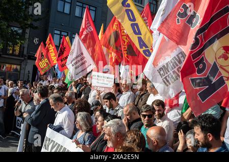 Istanbul, Türkei. Juni 2024. Demonstranten kommen zusammen, während die Pressemitteilung während des Protestes abgegeben wird. Demonstranten versammelten sich auf dem Sishane-Platz und protestierten, indem sie Slogans mit Spruchbändern in der Hand über die Entlassung des Bürgermeisters von Hakkari Mehmet Siddik Akis skandierten. Nach der Pressemitteilung intervenierte die Polizei in die Gruppe, die ohne Erlaubnis marschieren wollte, und einige Demonstranten wurden inhaftiert. (Foto: Onur Dogman/SOPA Images/SIPA USA) Credit: SIPA USA/Alamy Live News Stockfoto