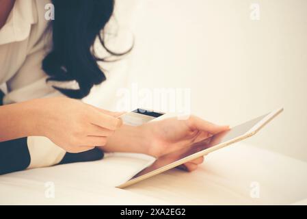 Online-Shop Website Shopper Frau Lifestyle mit Smart Tablet Telefonanruf Online Digital Market auf Laptop kaufen. Einfaches Einkaufen von E-Commerce-Websites durch Smartph Stockfoto