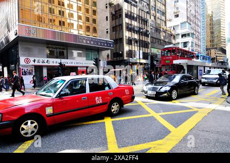 Verkehr auf der des Voeux Road in Hongkong. Stockfoto