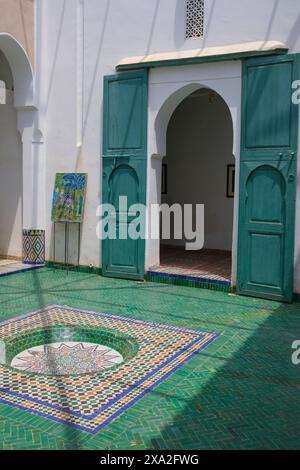 Marokko: Ein Innenhof im Marrakesch Museum (Musee de Marrakesch), Medina von Marrakesch, Marrakesch. Das Museum befindet sich im dar Mnebhi Palace, der Anfang des 20. Jahrhunderts erbaut wurde. Es beherbergt historische Kunst und zeitgenössische Kunst aus ganz Marokko. Stockfoto