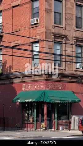 Kleines Café mit Markise Schild mit Frühstück Mittagessen Kaffee Tee in einem roten Backsteingebäude Jersey City, NJ Stockfoto