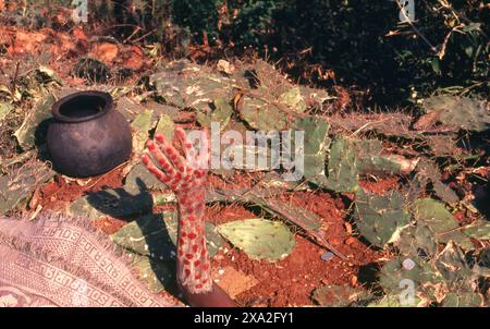 Indien: Ein Fakir oder Yogi mit dem Kopf in der Erde, Poornima Festival in der Nähe des Yellamma-Tempels in Saundatti, Karnataka (1994). Jedes Jahr im Hindumonat Magh (Januar bis Februar) versammeln sich mehr als eine halbe Million Menschen um den winzigen Tempel der Göttin Yellamma in Saundatti. Yellamma ist der Schutzpatron der devadasi oder Frauen, die dem Dienst an einer Gottheit oder einem Tempel gewidmet sind. Stockfoto