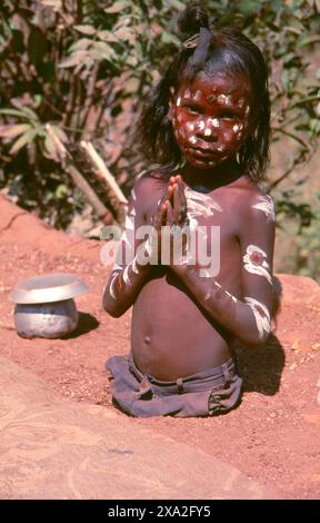 Indien: Ein junger Fakir oder Yogi, der bis in die Taille begraben wurde und auf Almosen oder Bakschisch wartet, Poornima Festival in der Nähe des Yellamma-Tempels in Saundatti, Karnataka (1994). Jedes Jahr im Hindumonat Magh (Januar bis Februar) versammeln sich mehr als eine halbe Million Menschen um den winzigen Tempel der Göttin Yellamma in Saundatti. Yellamma ist der Schutzpatron der devadasi oder Frauen, die dem Dienst an einer Gottheit oder einem Tempel gewidmet sind. Stockfoto