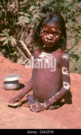 Indien: Ein junger, angehender Fakir oder Yogi, der bis in die Taille begraben wurde und Almosen oder Bakschisch empfängt, Poornima Festival in der Nähe des Yellamma-Tempels in Saundatti, Karnataka (1994). Jedes Jahr im Hindumonat Magh (Januar bis Februar) versammeln sich mehr als eine halbe Million Menschen um den winzigen Tempel der Göttin Yellamma in Saundatti. Yellamma ist der Schutzpatron der devadasi oder Frauen, die dem Dienst an einer Gottheit oder einem Tempel gewidmet sind. Stockfoto