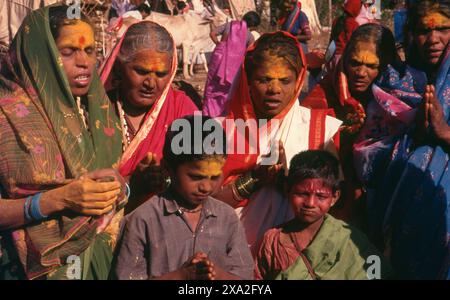 Indien: Anhänger der Göttin Yellamma, Poornima Festival in der Nähe des Yellamma-Tempels, Saundatti, Karnataka (1994). Jedes Jahr im Hindumonat Magh (Januar bis Februar) versammeln sich mehr als eine halbe Million Menschen um den winzigen Tempel der Göttin Yellamma in Saundatti. Yellamma ist der Schutzpatron der devadasi oder Frauen, die dem Dienst an einer Gottheit oder einem Tempel gewidmet sind. Stockfoto