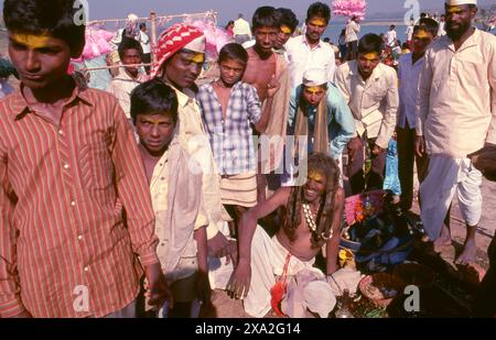 Indien: Anhänger der Göttin Yellamma, Poornima Festival in der Nähe des Yellamma-Tempels, Saundatti, Karnataka (1994). Jedes Jahr im Hindumonat Magh (Januar bis Februar) versammeln sich mehr als eine halbe Million Menschen um den winzigen Tempel der Göttin Yellamma in Saundatti. Yellamma ist der Schutzpatron der devadasi oder Frauen, die dem Dienst an einer Gottheit oder einem Tempel gewidmet sind. Stockfoto