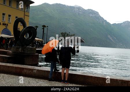 Rival del garda/Itlay/31. Mai 2024/Regenfall im gardasee oder Riva del garda Itlay (Foto: Francis Joseph Dean/Dean Pictures) (nicht für kommerzielle Zwecke) Stockfoto