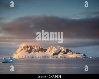 Kleine Growler-Eisberge in der Gerlache-Straße vor der bergigen Brabant-Insel, Palmer-Archipel, Antarktis. Stockfoto