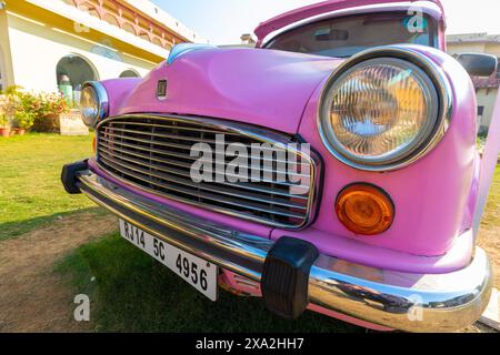 Pink Hindustan Ambassador Auto vor dem Pink City Palace, Jaipur, Rajasthan, Indien, Südasien. Stockfoto